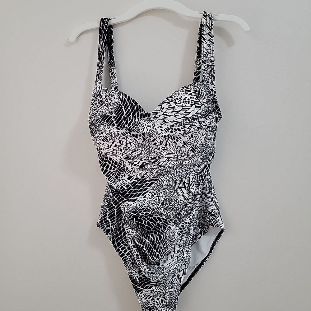Bond-Eye Australia black white snake skin print one piece swimsuit Sz 8 D/DD EUC
